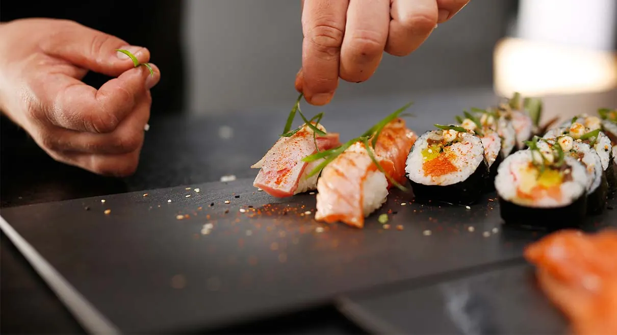 Le chef dresse des sushis